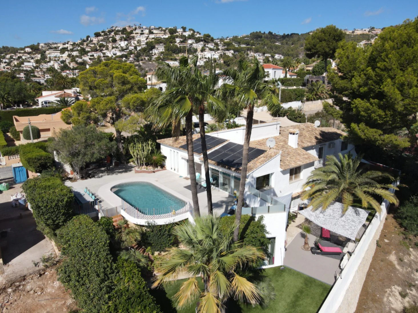 Impresionante villa en venta en Moraira con piscina y jardín