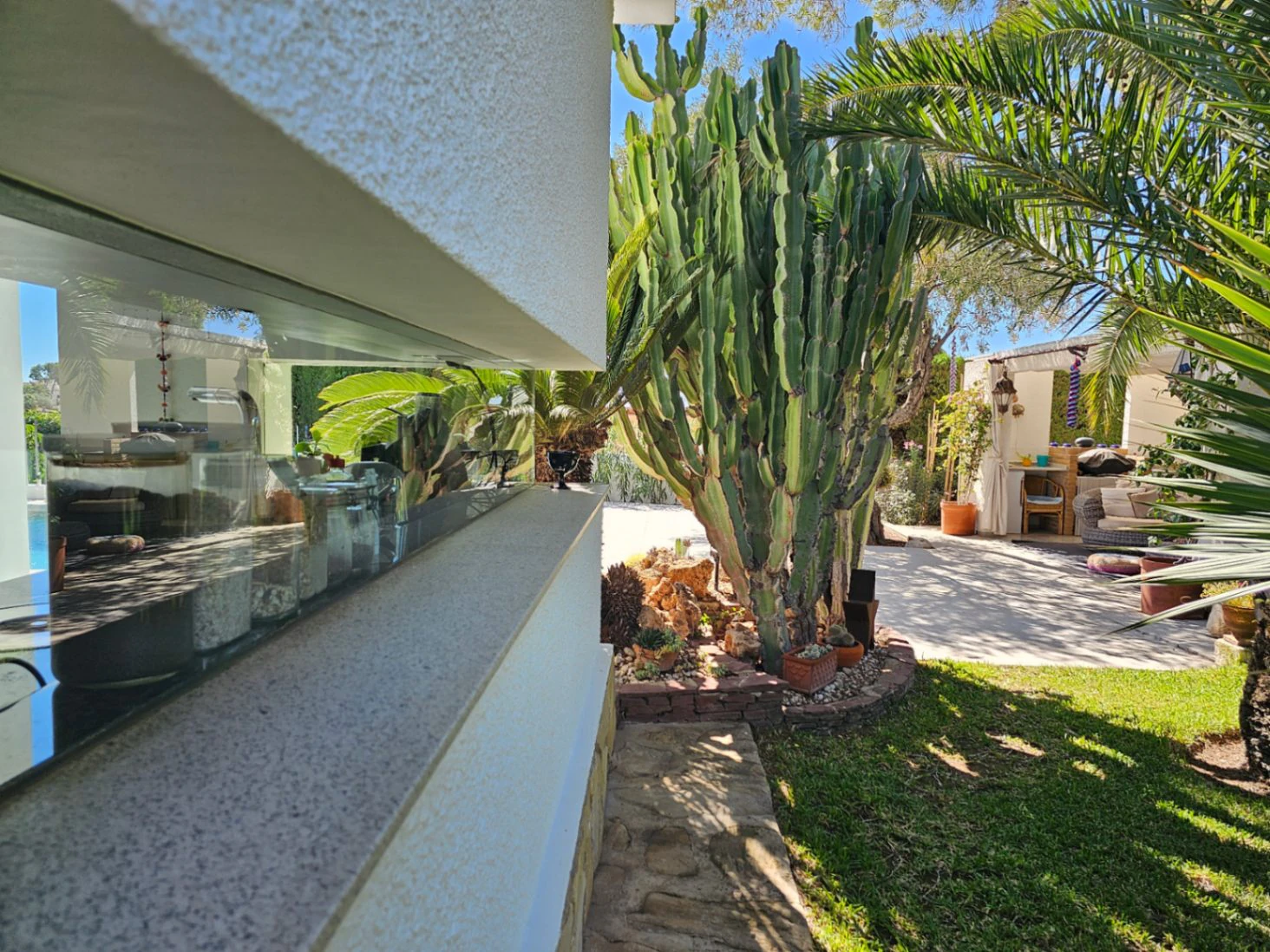 Impresionante villa en venta en Moraira con piscina y jardín
