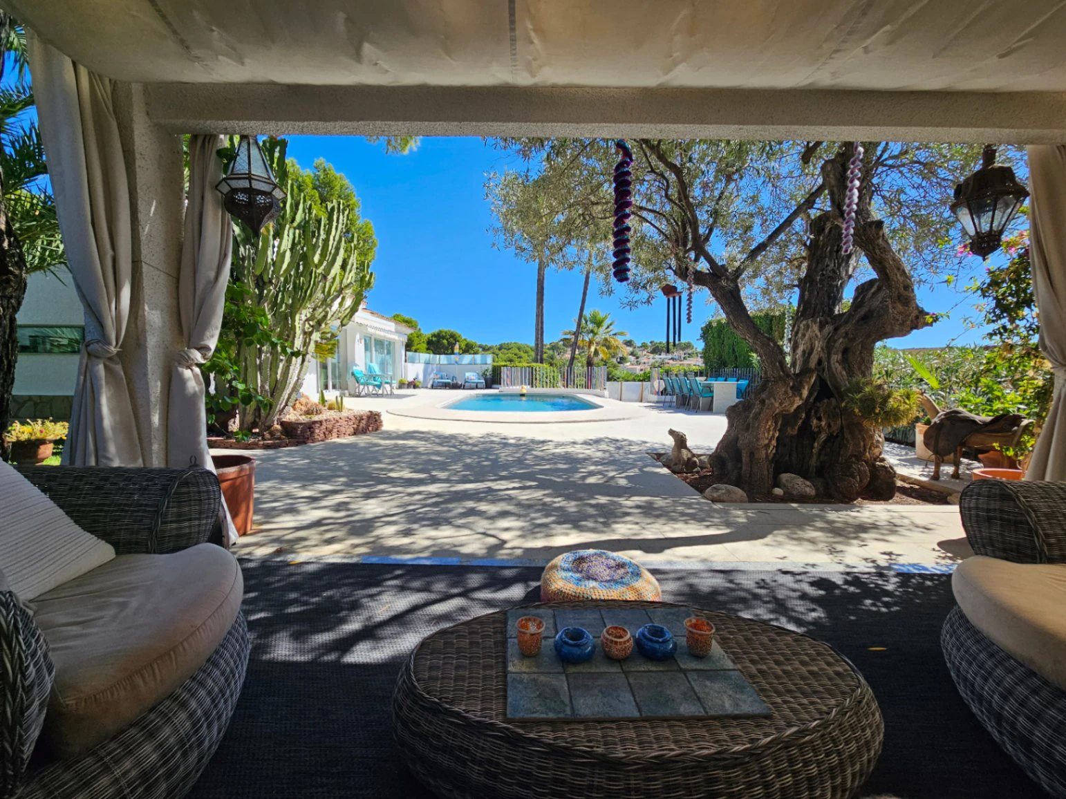 Impresionante villa en venta en Moraira con piscina y jardín
