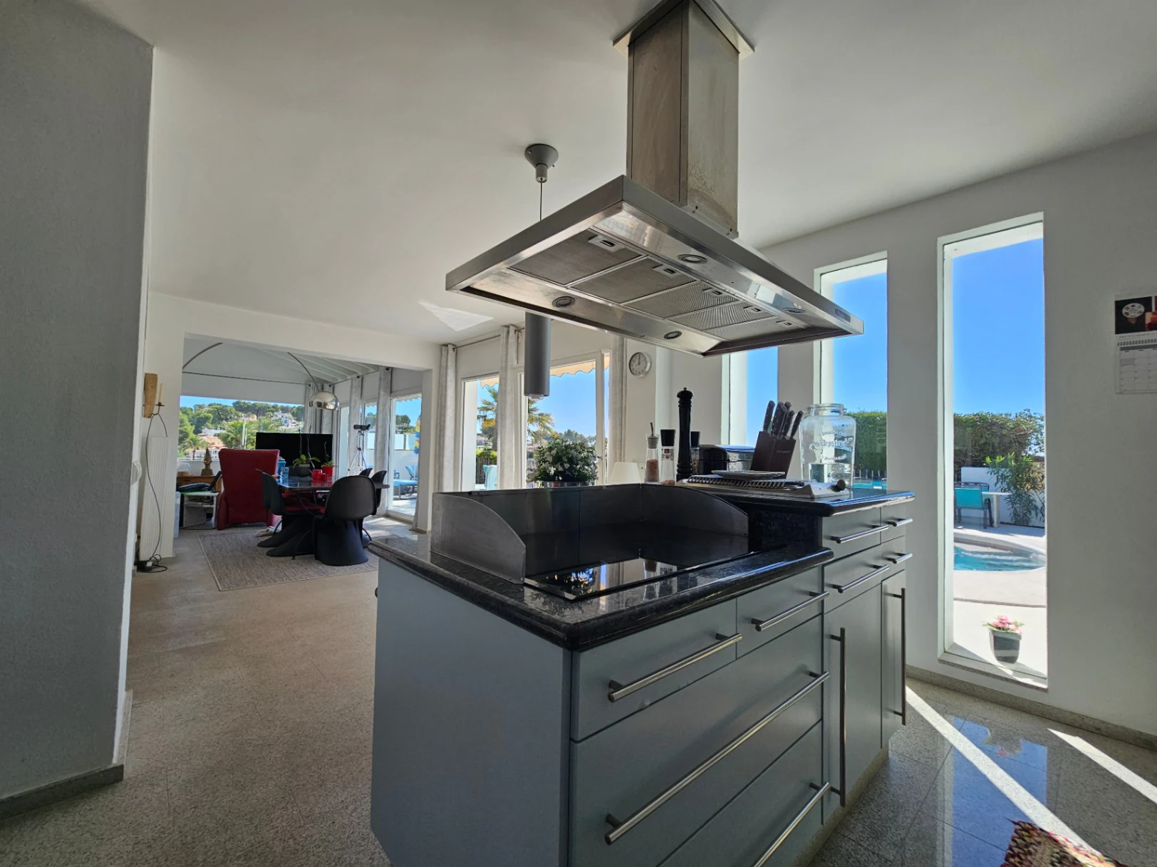 Impresionante villa en venta en Moraira con piscina y jardín