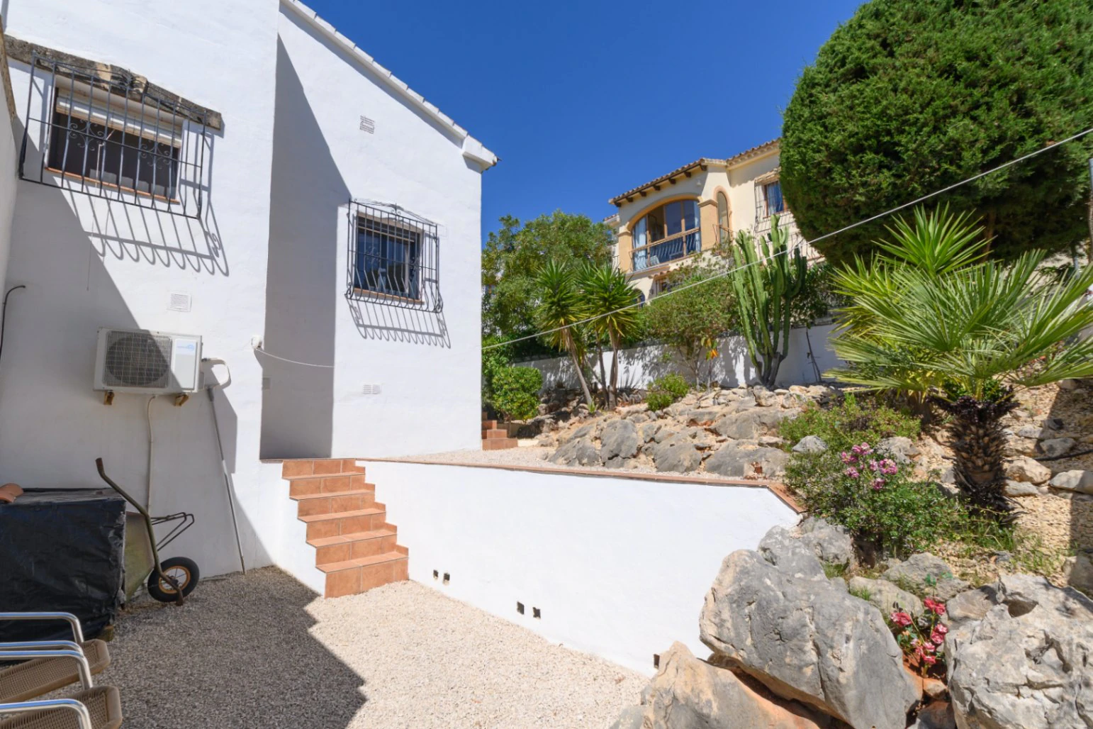 Villa independiente inmaculada con apartamento independiente en Senija
