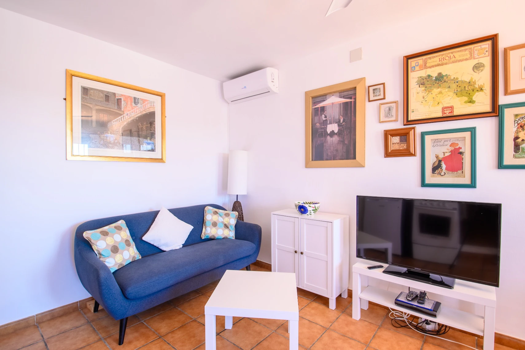 Villa independiente inmaculada con apartamento independiente en Senija