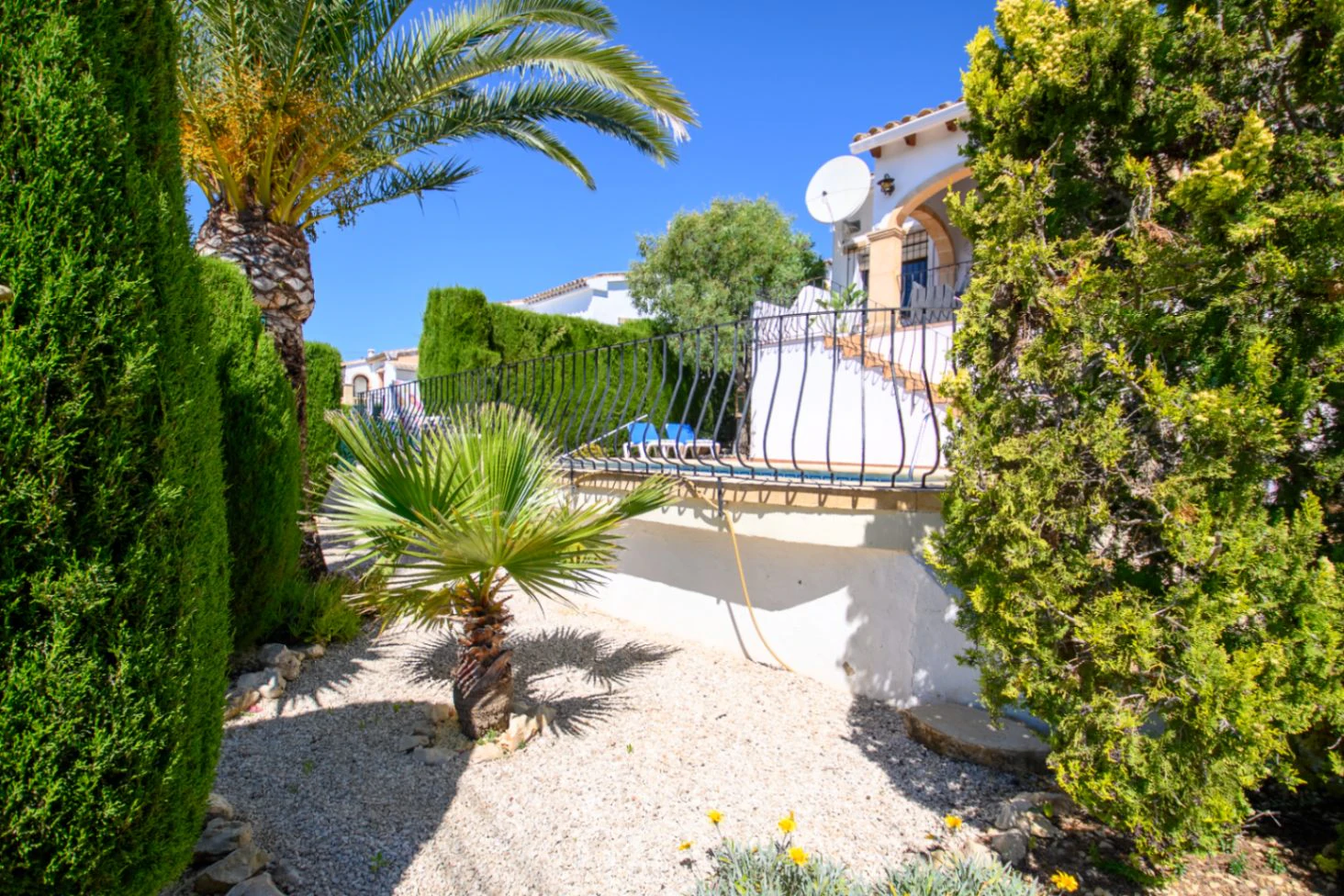 Villa independiente inmaculada con apartamento independiente en Senija