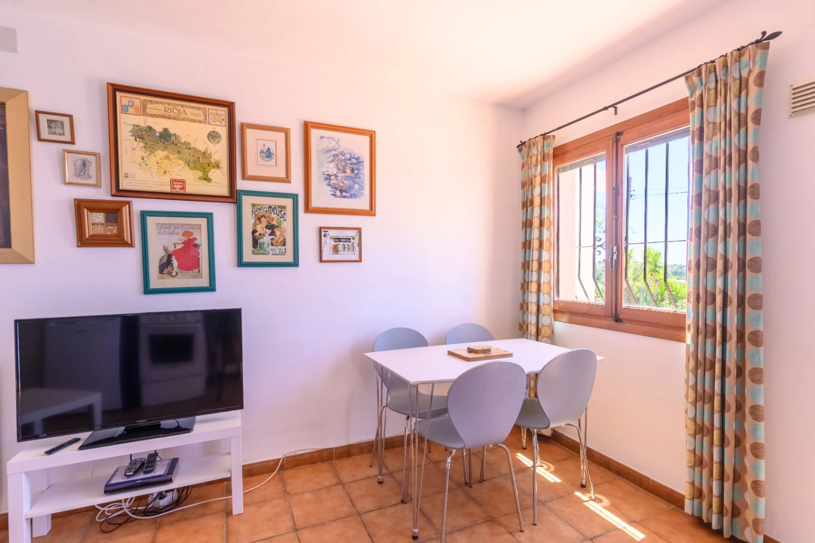 Villa independiente inmaculada con apartamento independiente en Senija