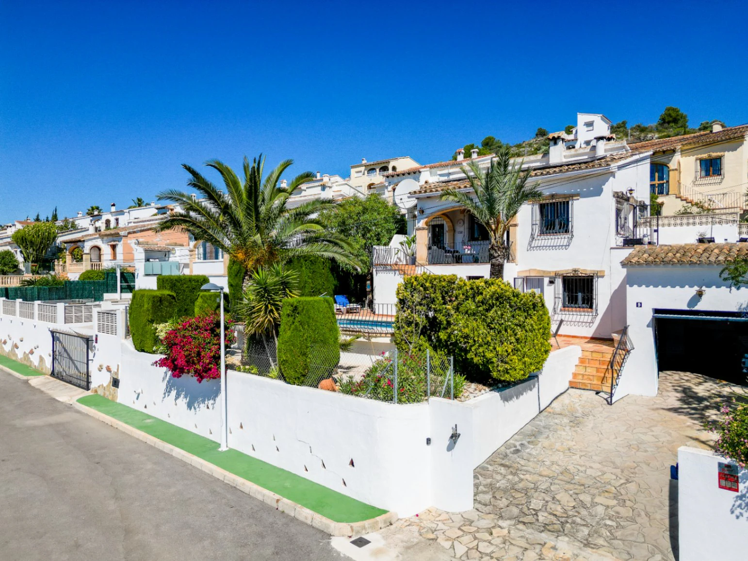 Villa independiente inmaculada con apartamento independiente en Senija