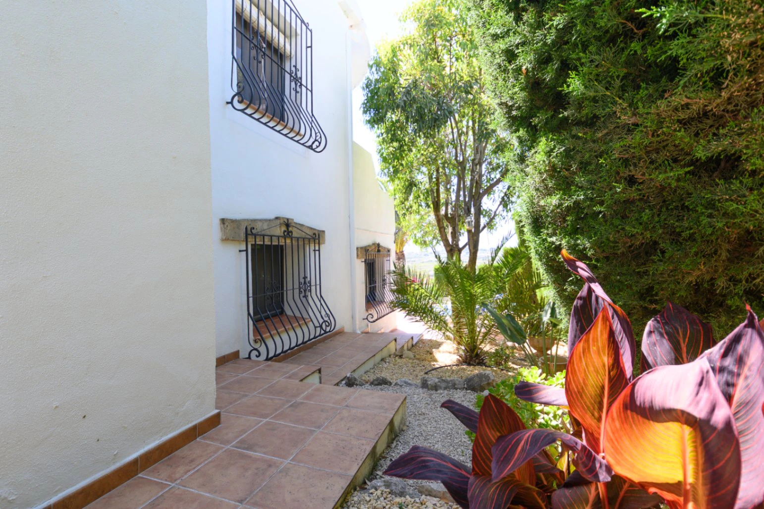 Villa independiente inmaculada con apartamento independiente en Senija