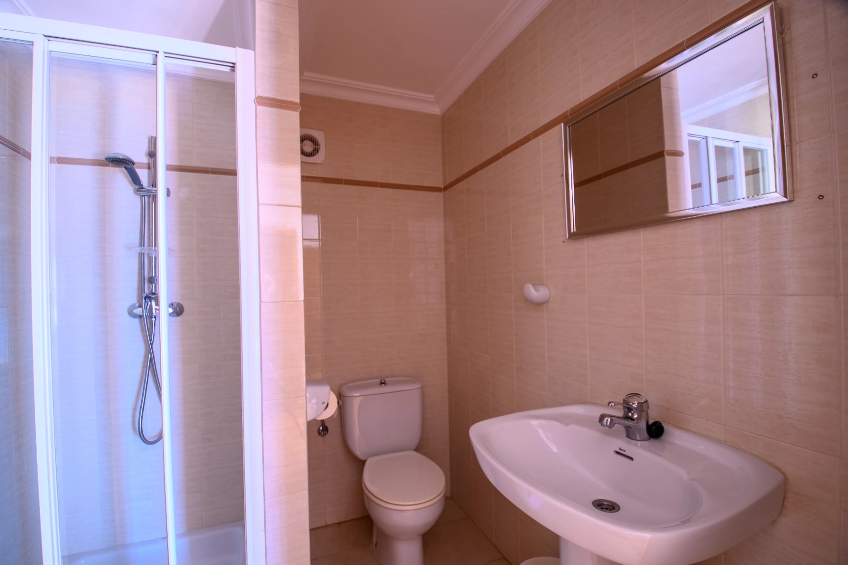 Villa independiente inmaculada con apartamento independiente en Senija