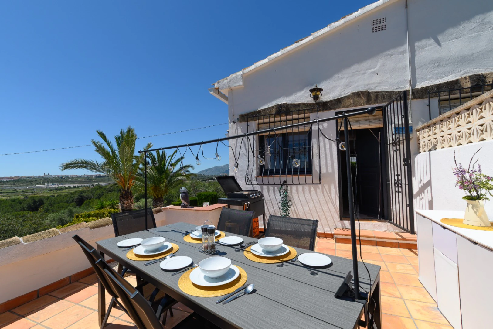Villa independiente inmaculada con apartamento independiente en Senija
