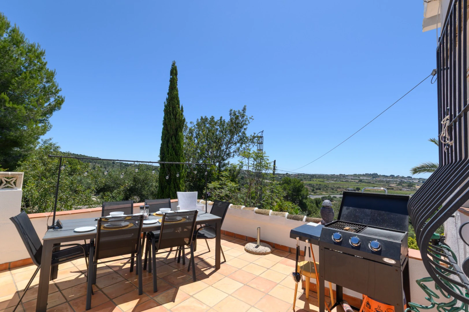 Villa independiente inmaculada con apartamento independiente en Senija