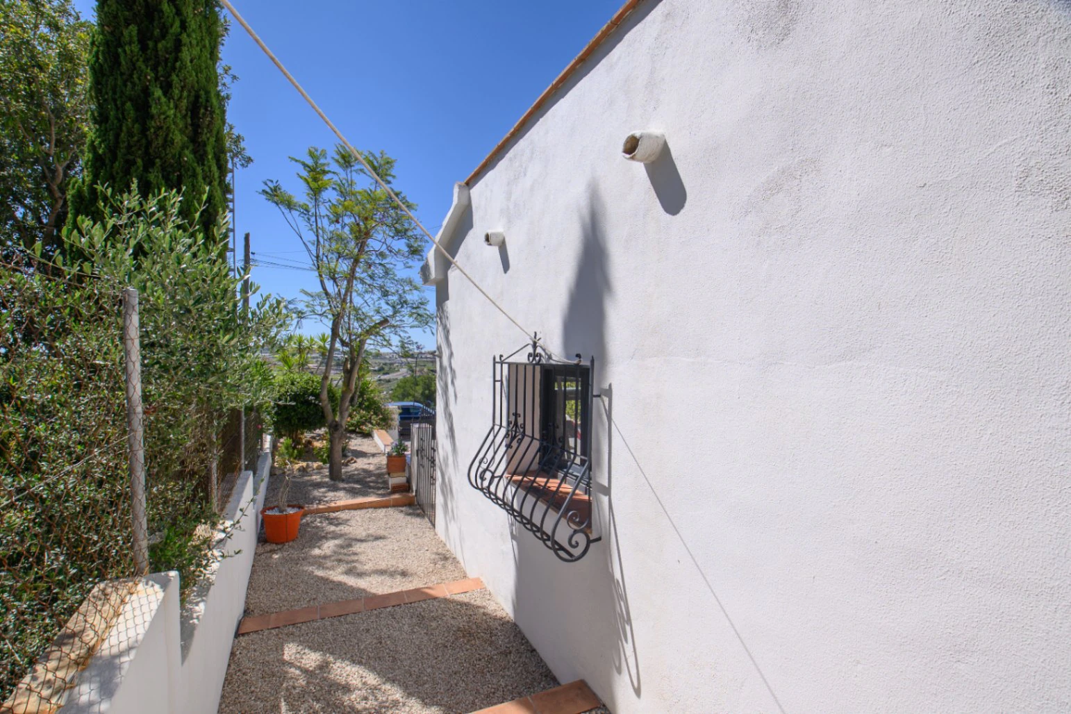 Villa independiente inmaculada con apartamento independiente en Senija