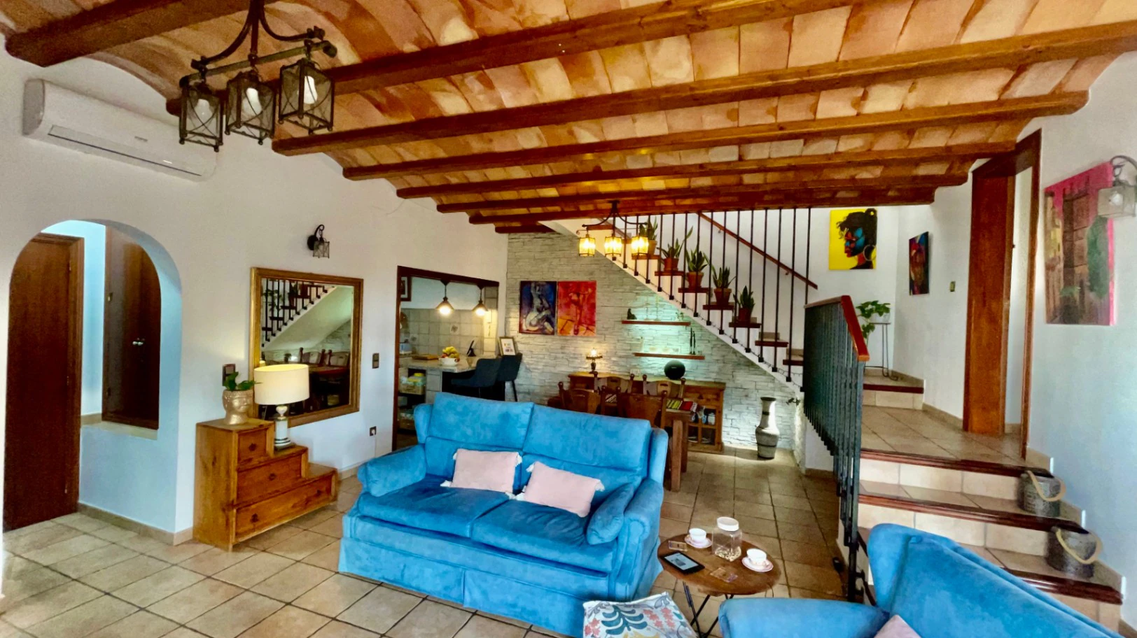 Villa en venta en Alcalali: Casa principal con 4 dormitorios, casita independiente con 2 dormitorios.