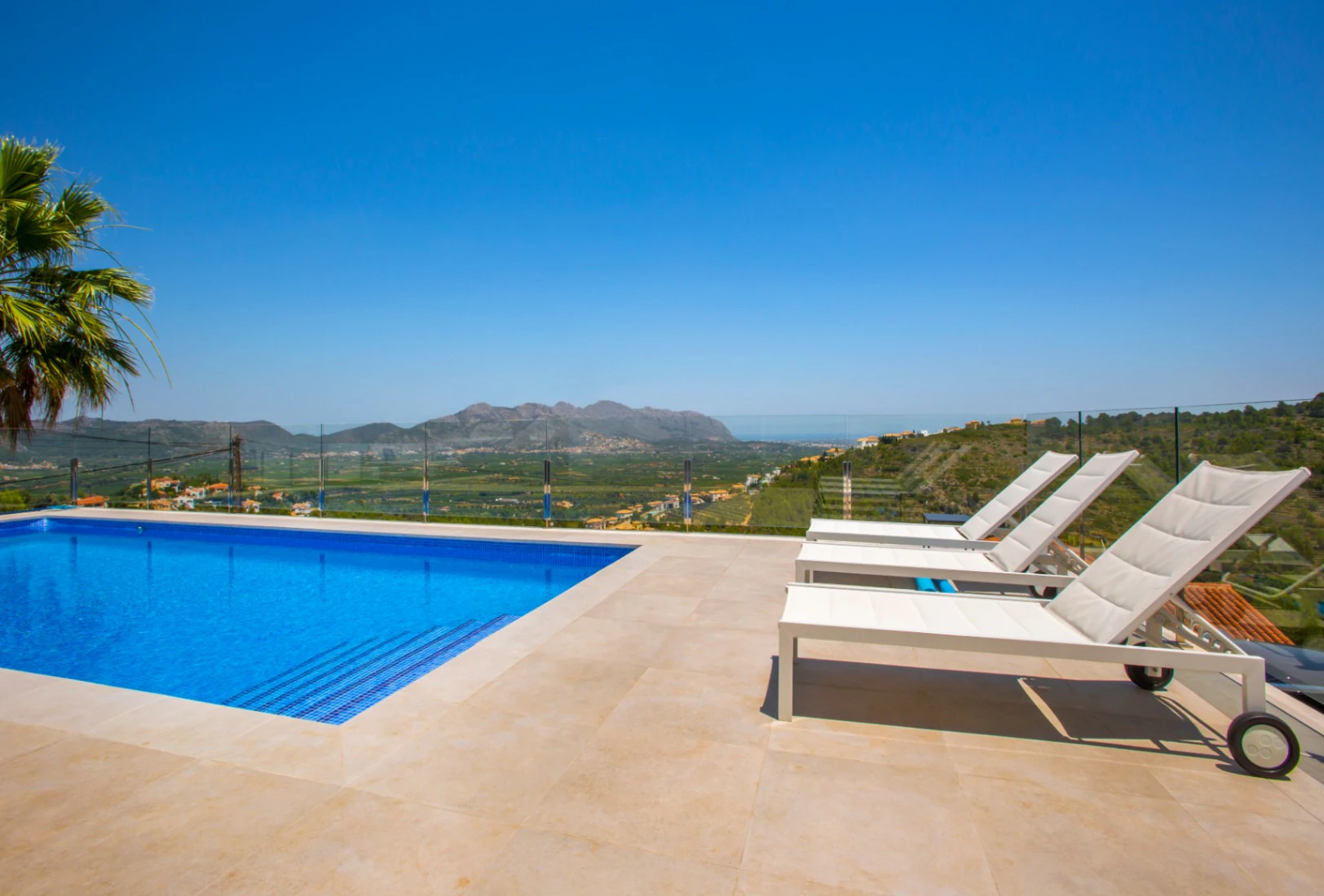 Villa zu verkaufen in Orba: Minimalistischer Luxus mit fantastischer Aussicht