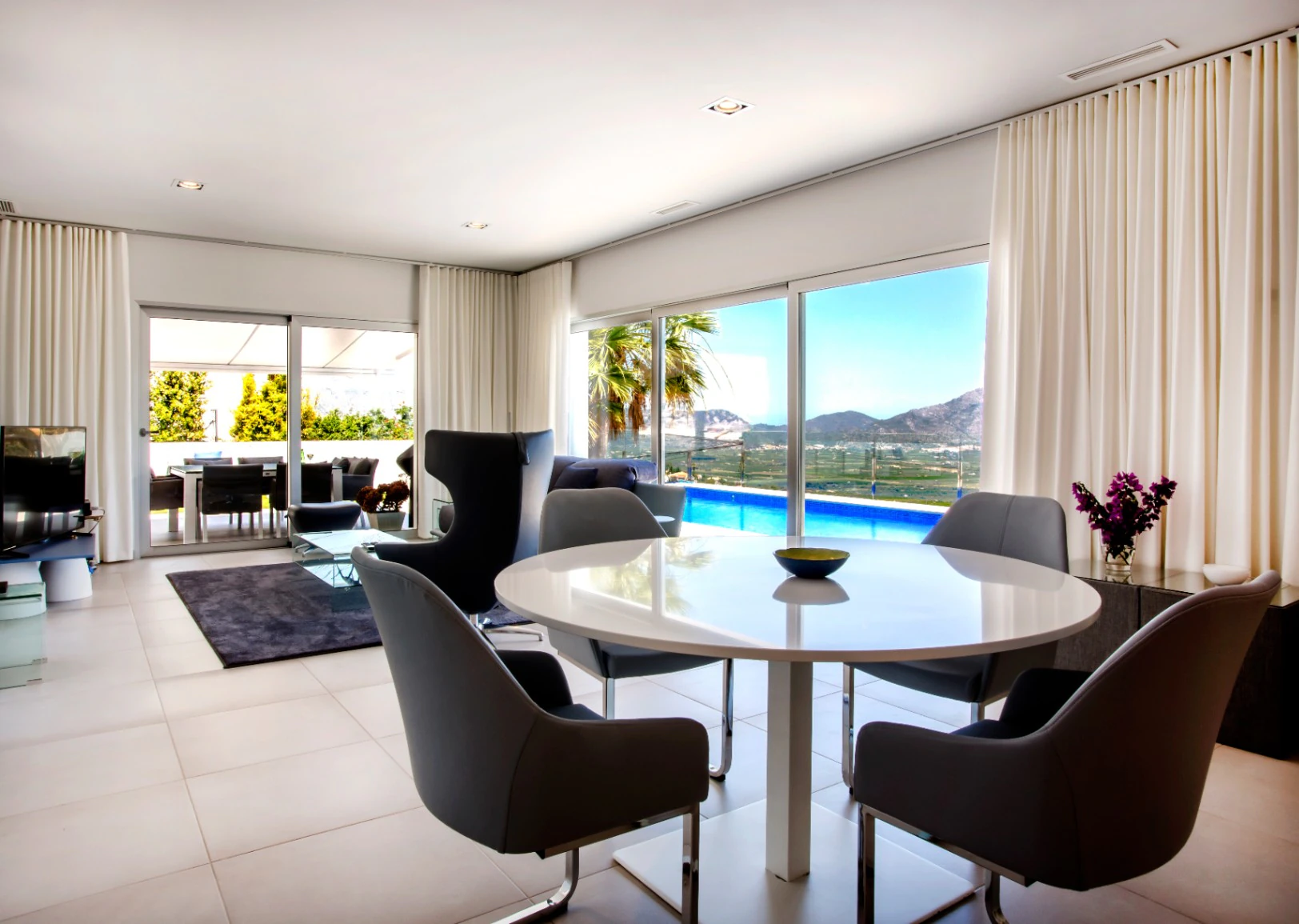 Villa zu verkaufen in Orba: Minimalistischer Luxus mit fantastischer Aussicht