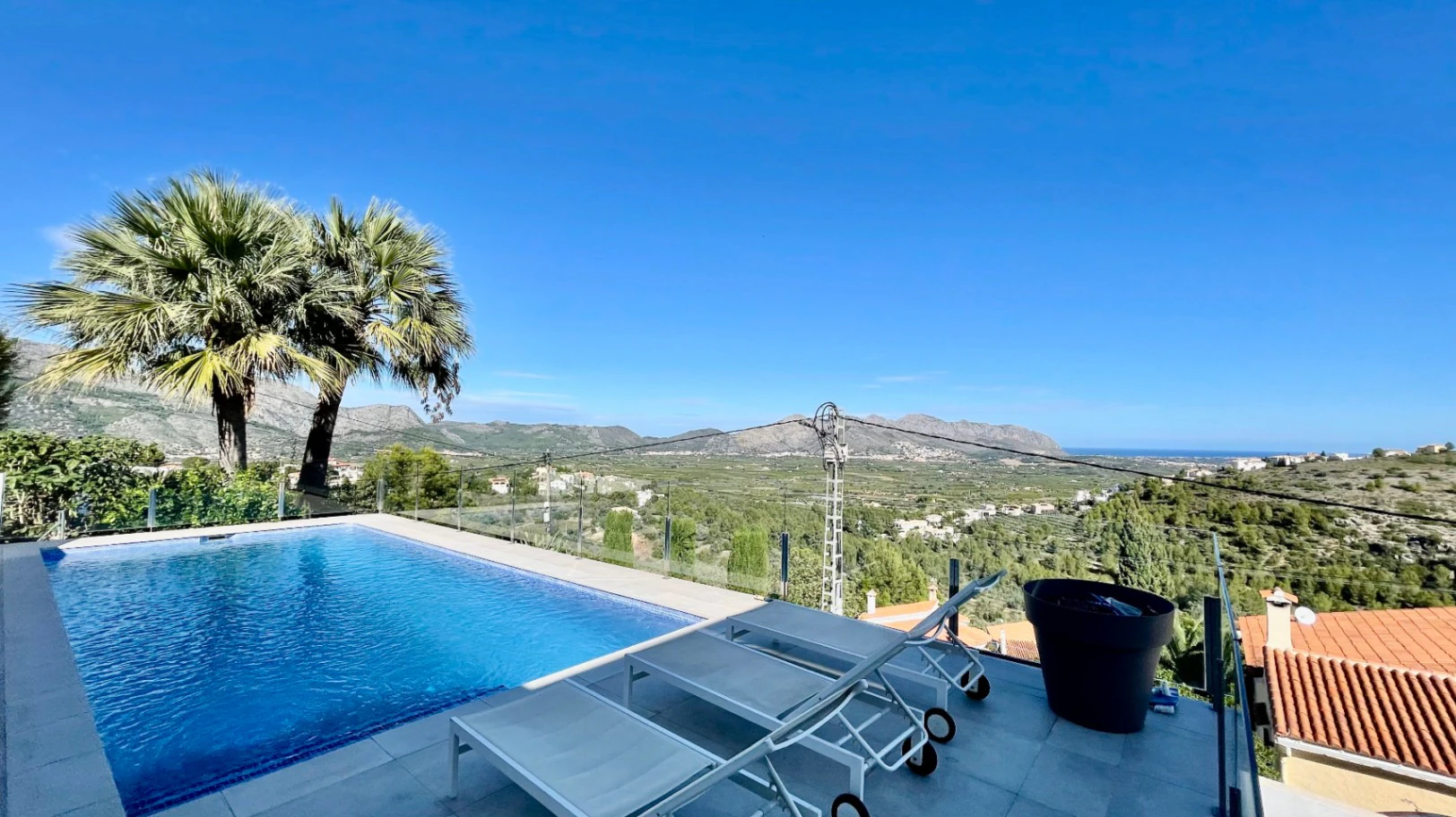 Villa zu verkaufen in Orba: Minimalistischer Luxus mit fantastischer Aussicht