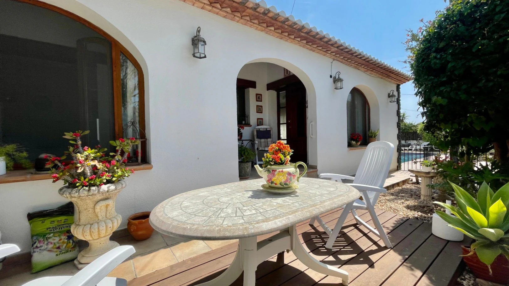 Villa en venta en Alcalali: Casa principal con 4 dormitorios, casita independiente con 2 dormitorios.