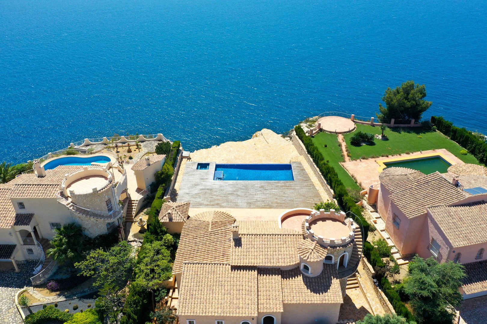 Cumbre del Sol: a renovated frontline villa with spectacular sea views