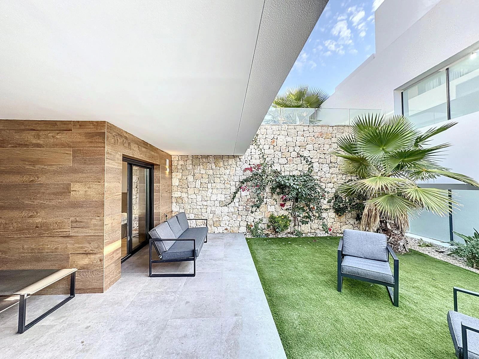 Cumbre del Sol apartamento moderno con jardín privado