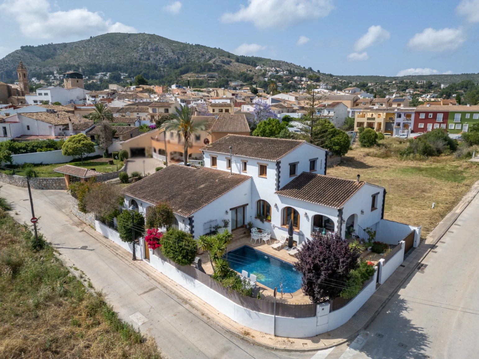 Villa en venta en Alcalali: Casa principal con 4 dormitorios, casita independiente con 2 dormitorios.