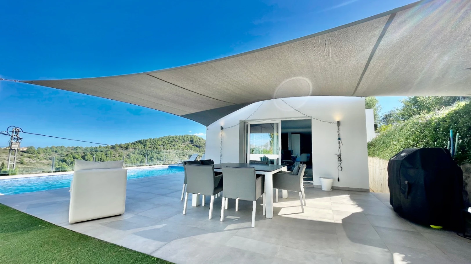 Villa zu verkaufen in Orba: Minimalistischer Luxus mit fantastischer Aussicht