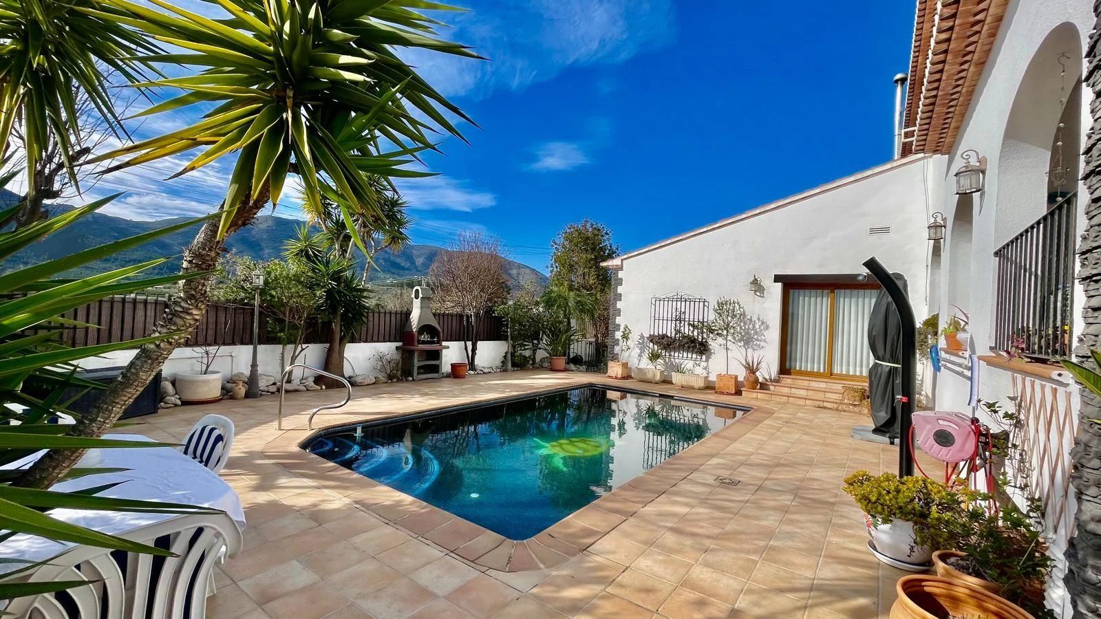 Villa en venta en Alcalali: Casa principal con 4 dormitorios, casita independiente con 2 dormitorios.