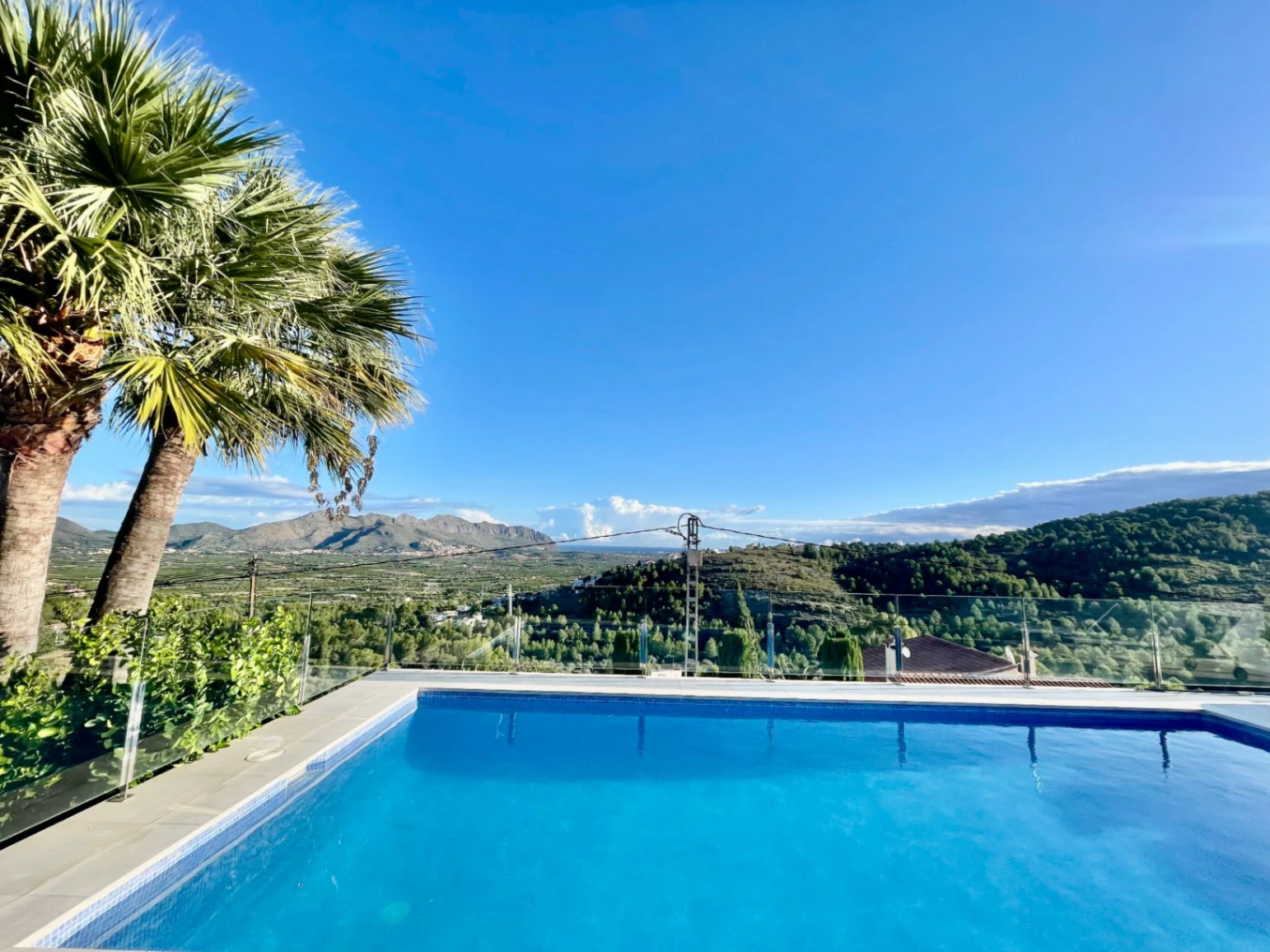 Villa zu verkaufen in Orba: Minimalistischer Luxus mit fantastischer Aussicht
