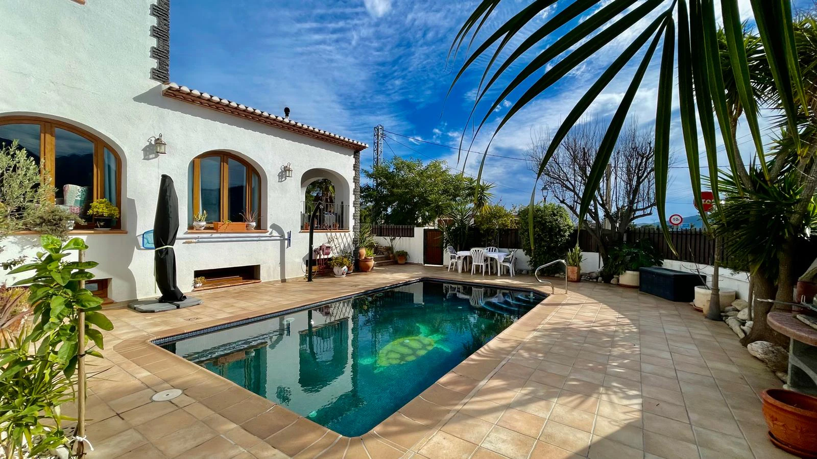 Villa en venta en Alcalali: Casa principal con 4 dormitorios, casita independiente con 2 dormitorios.
