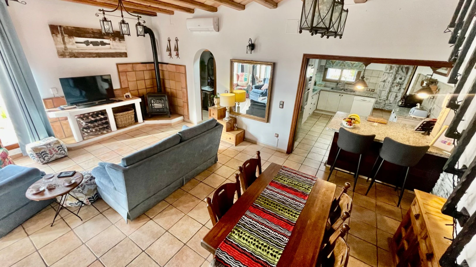 Villa en venta en Alcalali: Casa principal con 4 dormitorios, casita independiente con 2 dormitorios.