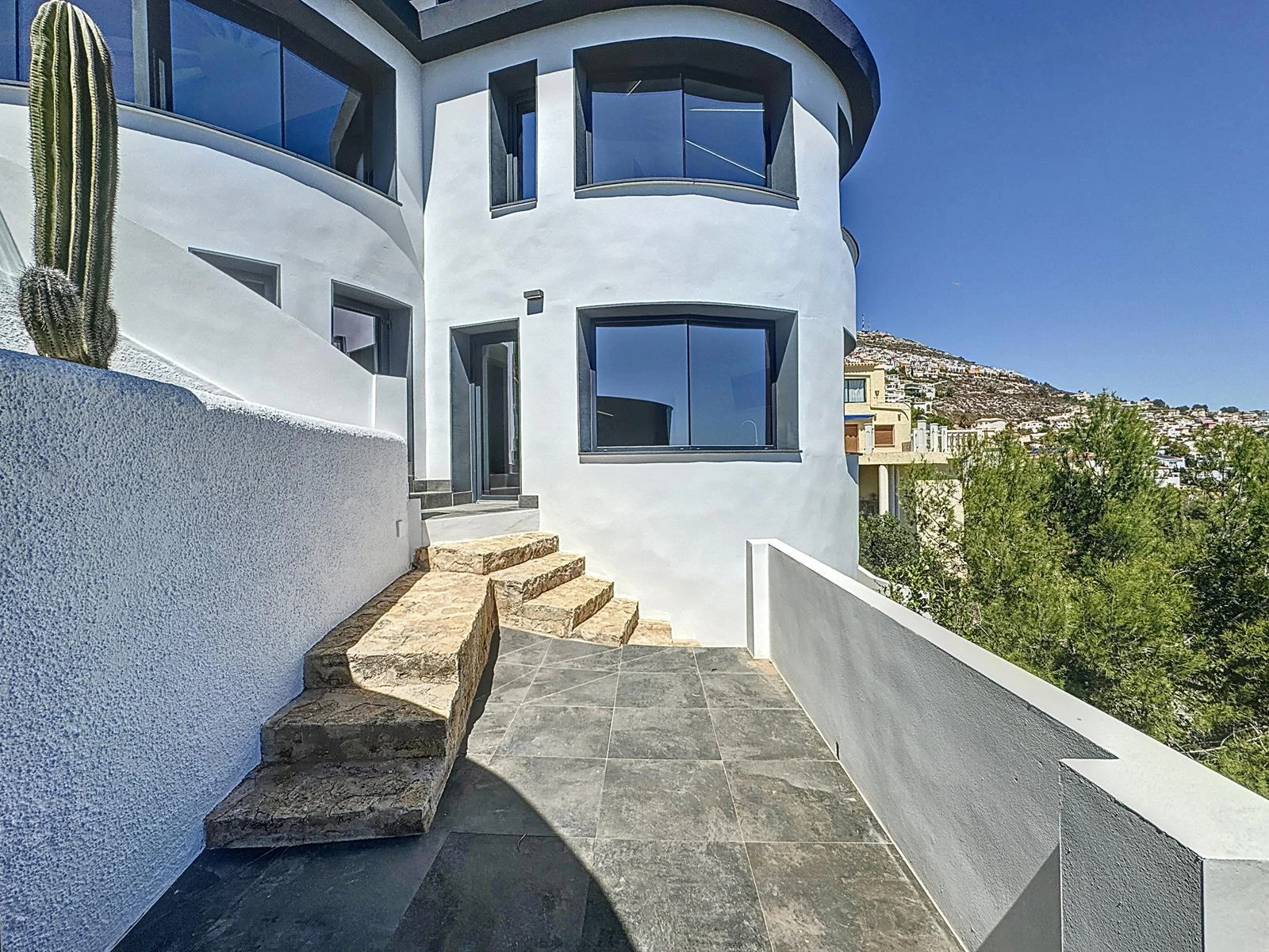 Cumbre del Sol: renovierte Villa mit atemberaubendem Meerblick