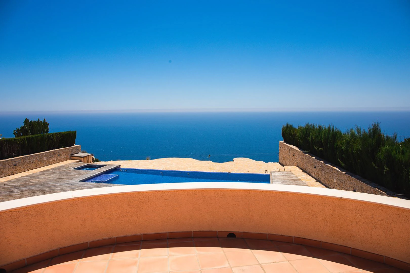 Cumbre del Sol: a renovated frontline villa with spectacular sea views