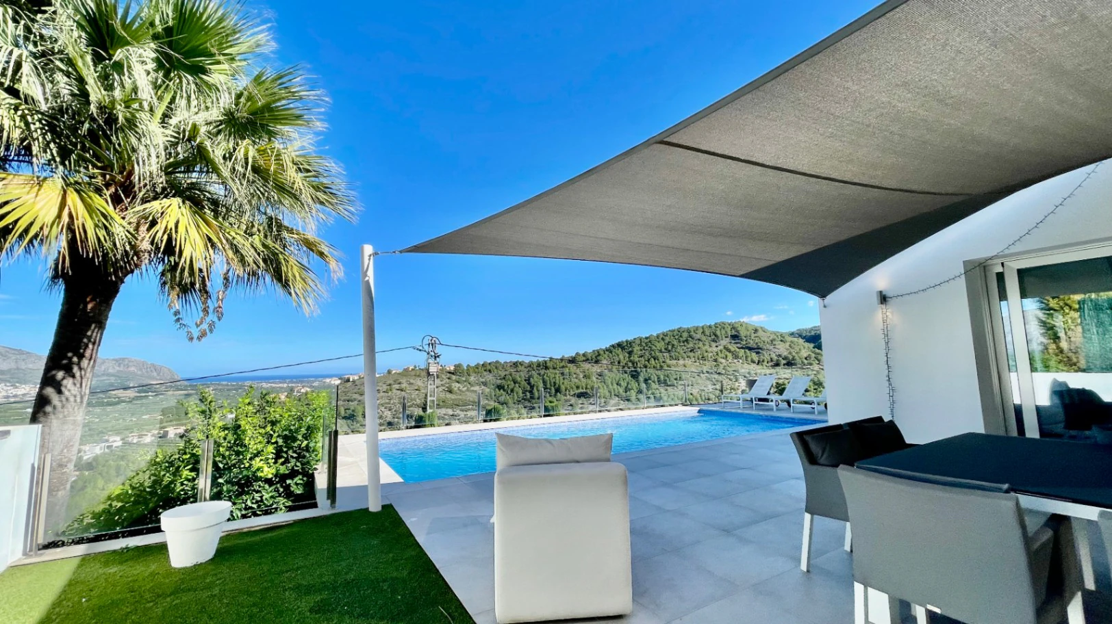 Villa zu verkaufen in Orba: Minimalistischer Luxus mit fantastischer Aussicht