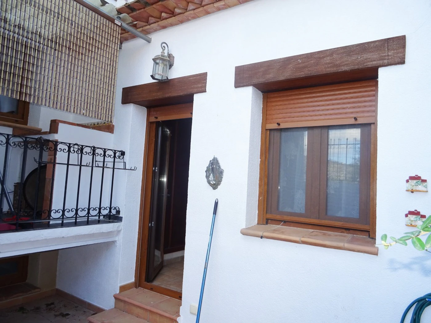 Villa en venta en Alcalali: Casa principal con 4 dormitorios, casita independiente con 2 dormitorios.