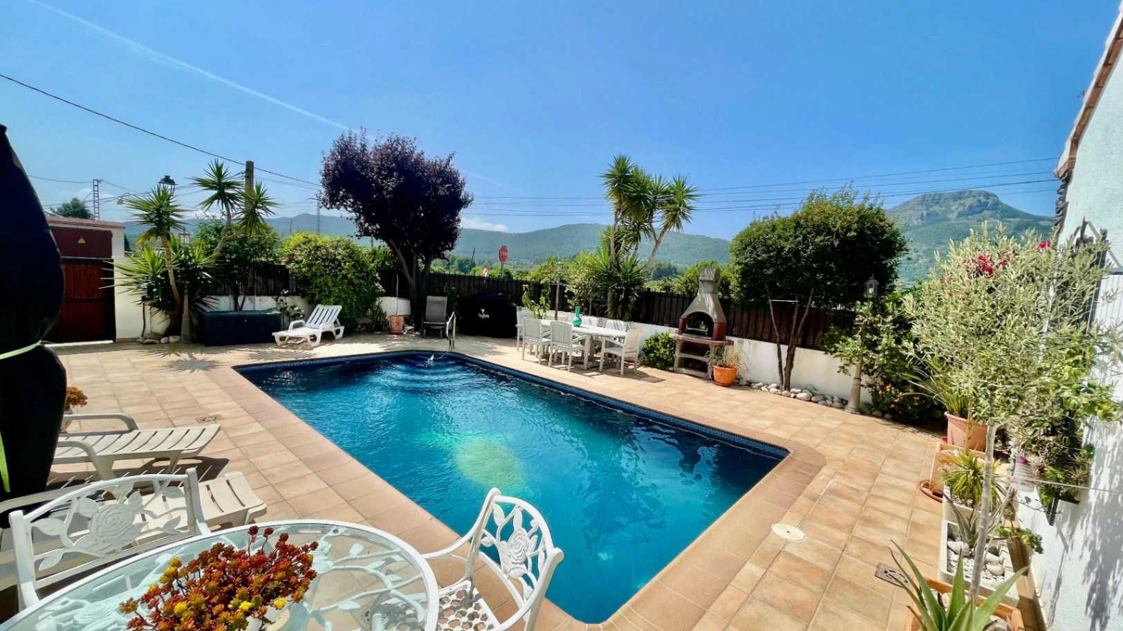 Villa en venta en Alcalali: Casa principal con 4 dormitorios, casita independiente con 2 dormitorios.