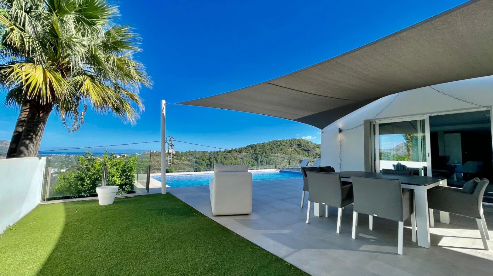 Villa zu verkaufen in Orba: Minimalistischer Luxus mit fantastischer Aussicht