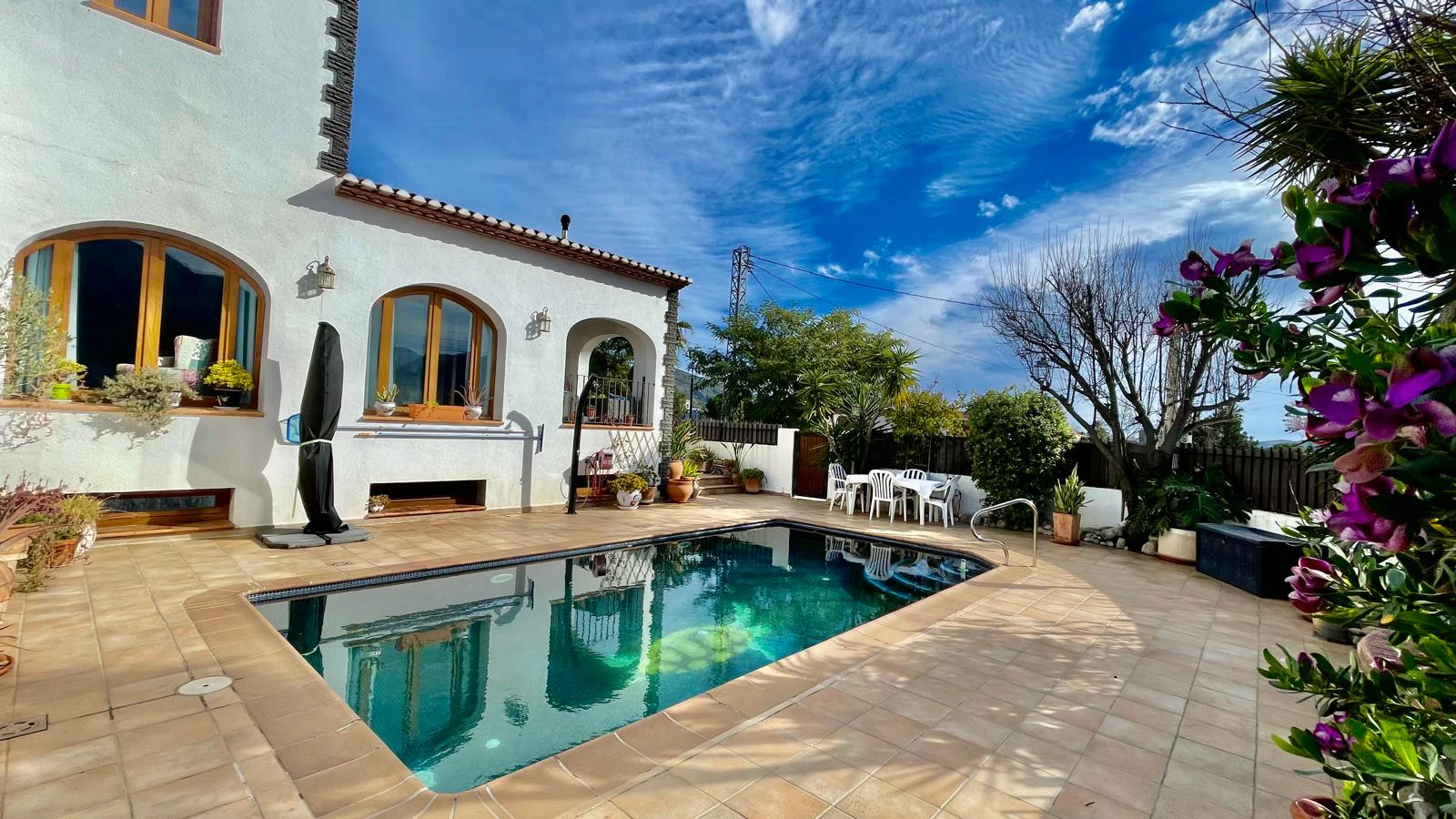 Villa en venta en Alcalali: Casa principal con 4 dormitorios, casita independiente con 2 dormitorios.