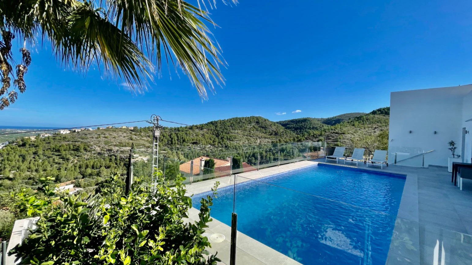 Villa zu verkaufen in Orba: Minimalistischer Luxus mit fantastischer Aussicht