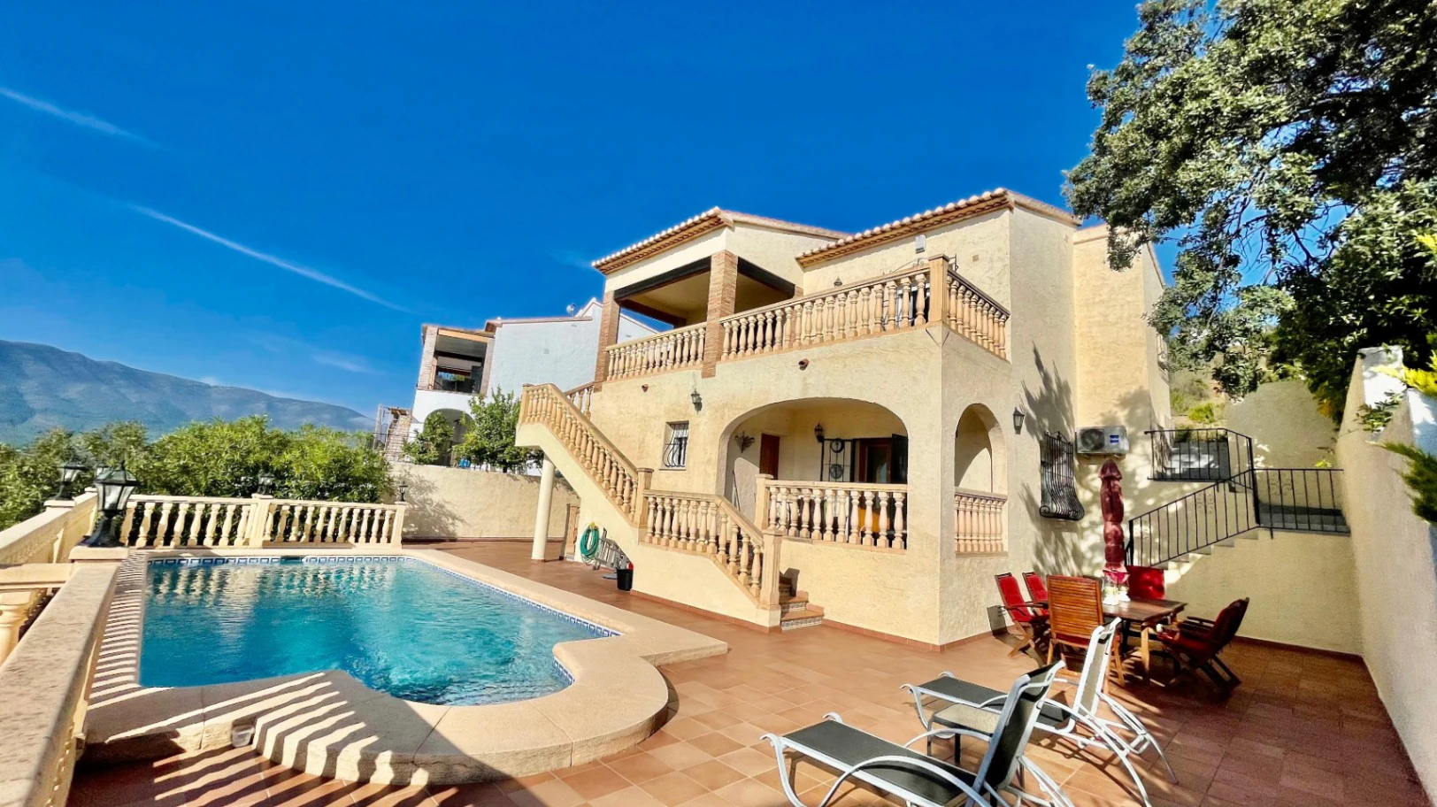 Villa en venta en Jalón: Espectaculares vistas al valle con orientación sur.