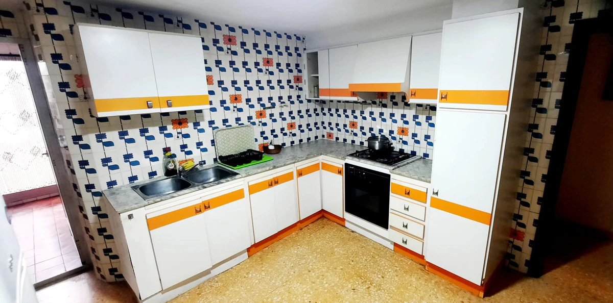 GROSSE WOHNUNG MIT 2 EINGÄNGEN IM STADTZENTRUM VON DÉNIA