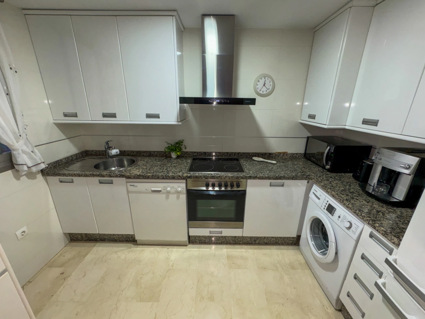 Your seaside retreat: Ground floor apartment just steps from the beach and the center of Dénia.