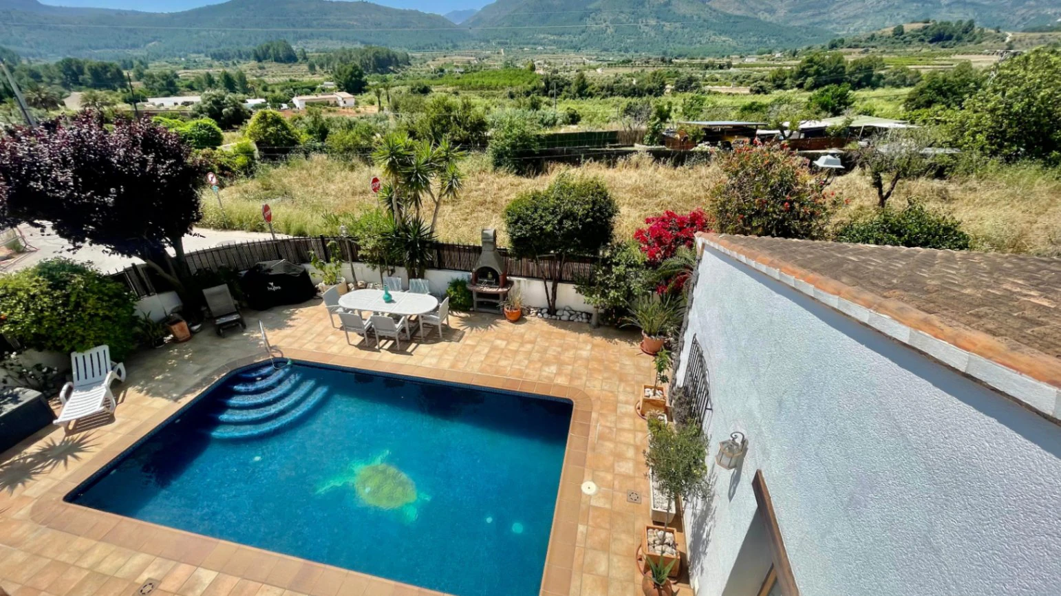 Villa en venta en Alcalali: Casa principal con 4 dormitorios, casita independiente con 2 dormitorios.