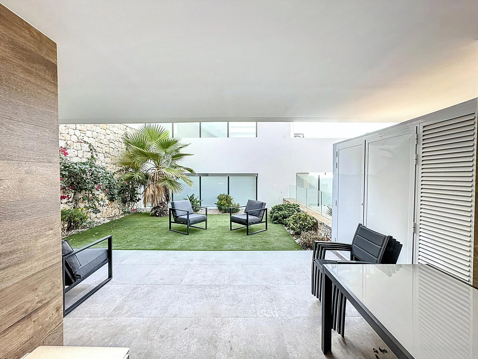 Cumbre del Sol apartamento moderno con jardín privado
