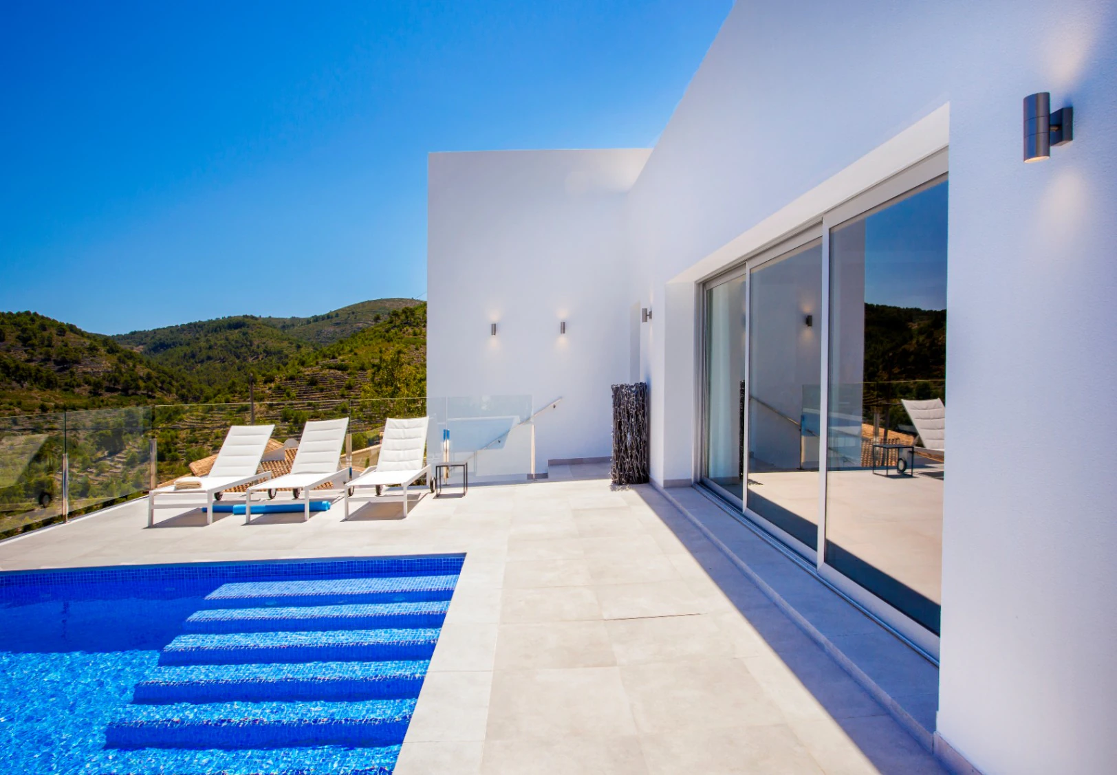 Villa zu verkaufen in Orba: Minimalistischer Luxus mit fantastischer Aussicht