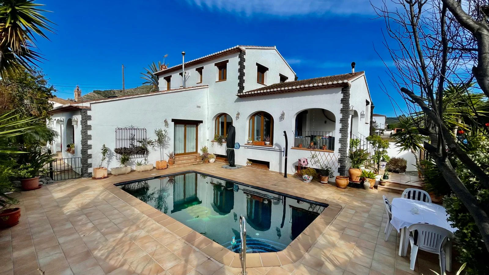 Villa en venta en Alcalali: Casa principal con 4 dormitorios, casita independiente con 2 dormitorios.