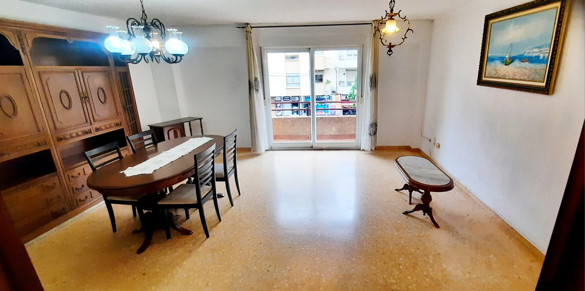 GROSSE WOHNUNG MIT 2 EINGÄNGEN IM STADTZENTRUM VON DÉNIA
