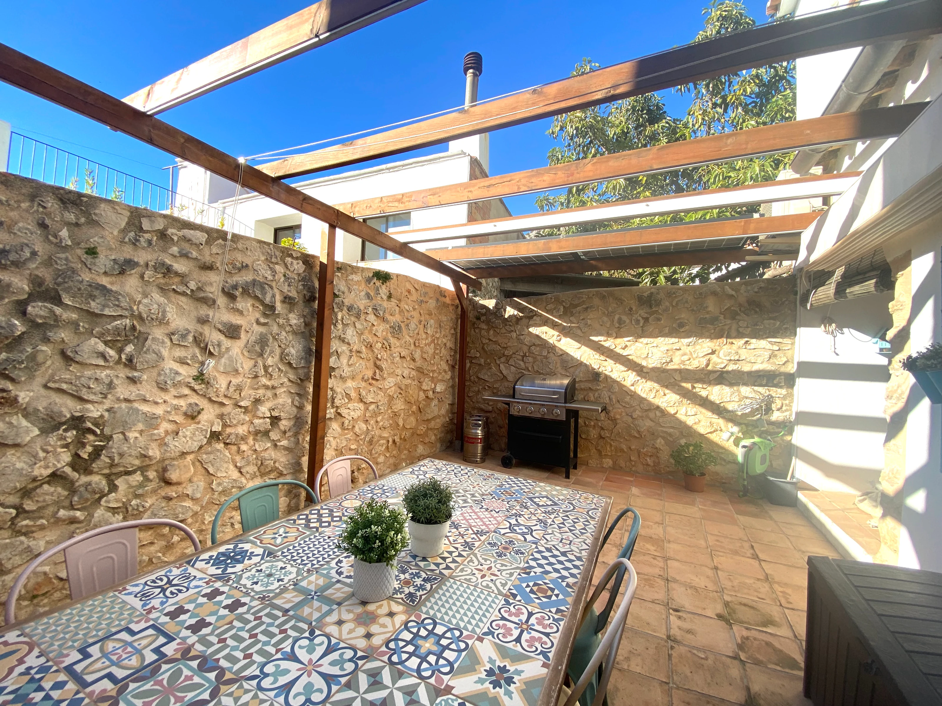 SALE OF TOWN HOUSE IN SANET AND NEGRALS.