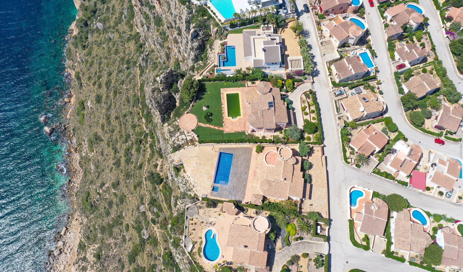 Cumbre del Sol: a renovated frontline villa with spectacular sea views