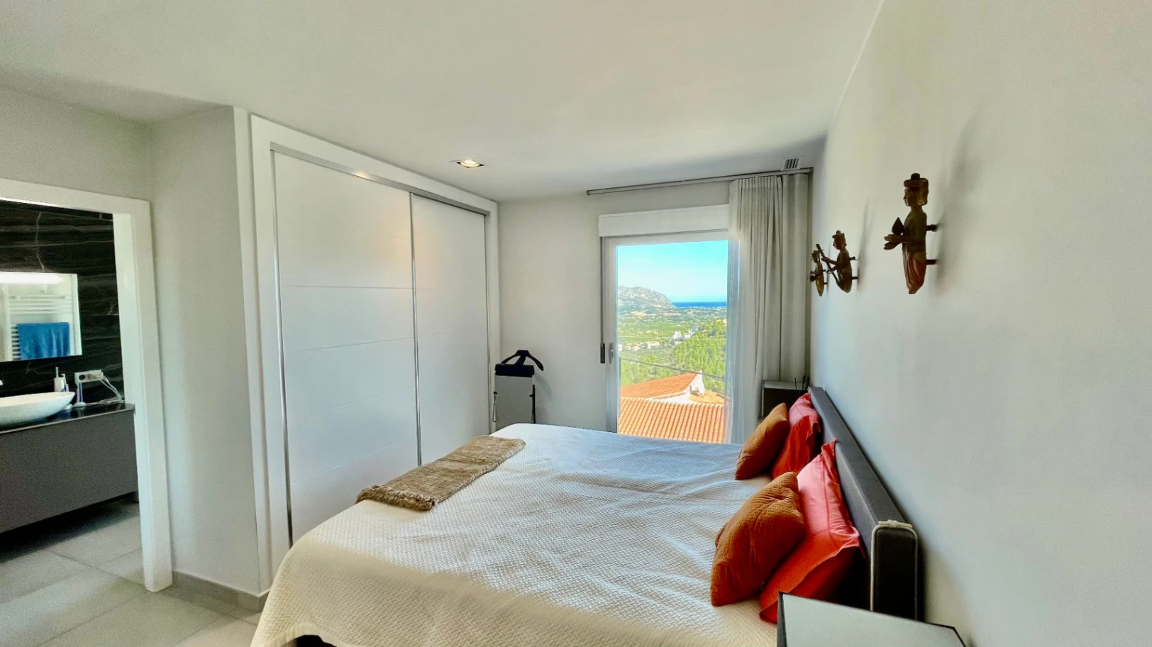 Villa zu verkaufen in Orba: Minimalistischer Luxus mit fantastischer Aussicht
