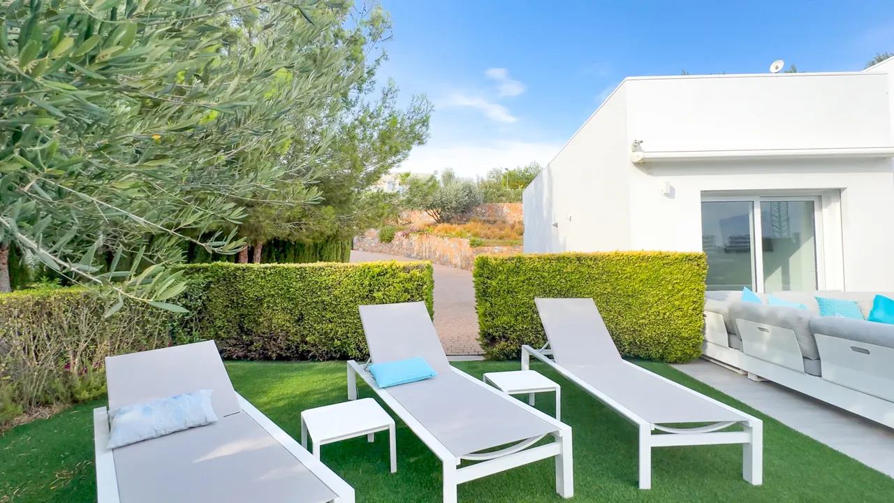 Villa te verkoop in Las Colinas Golf Resort
