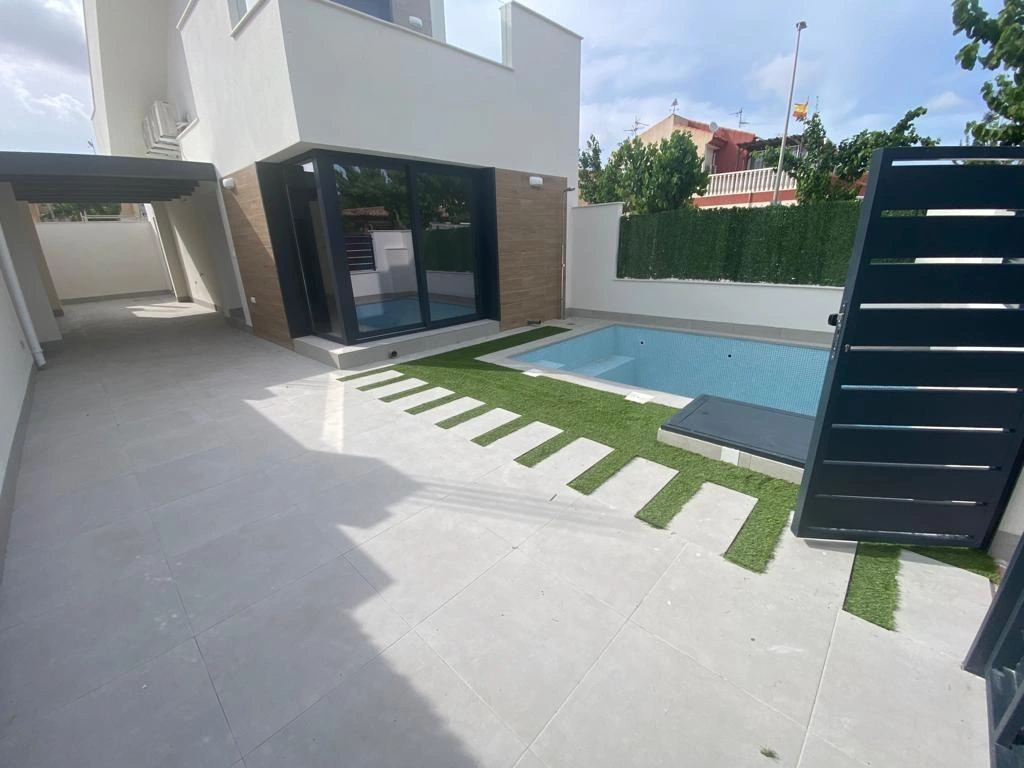 Villa for sale in Los Alcazares