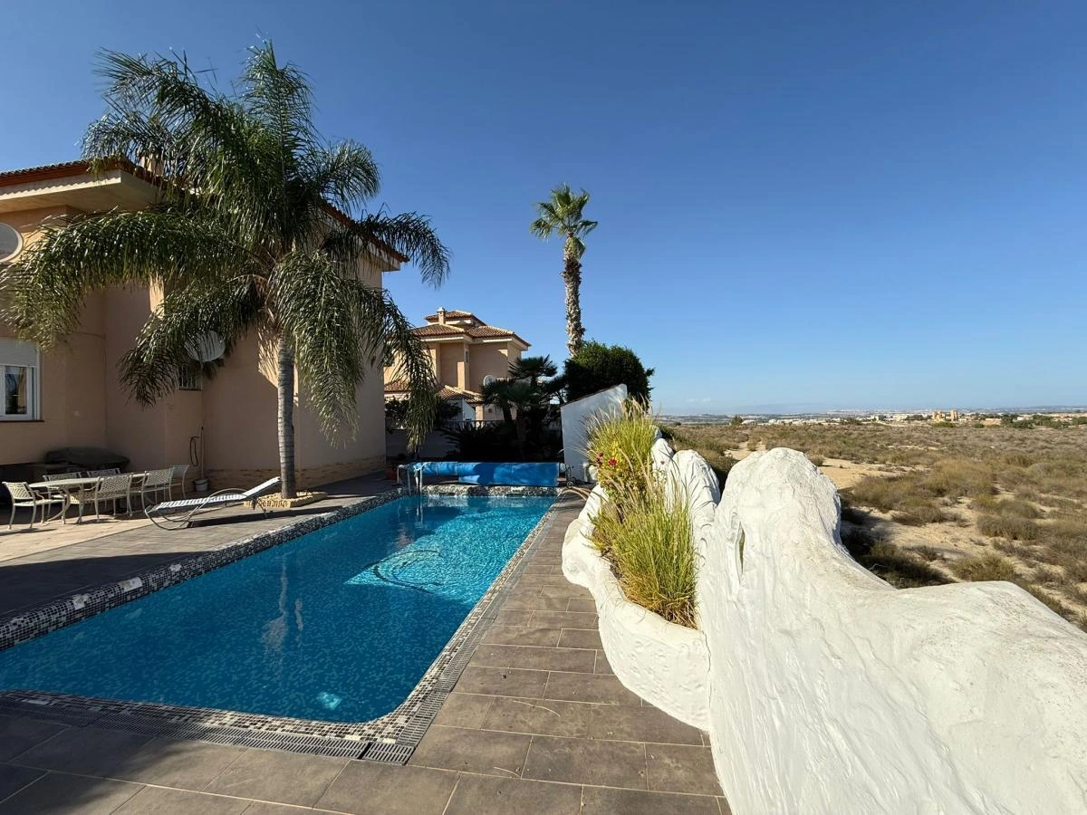 Detached Villa for sale in San Miguel De Salinas