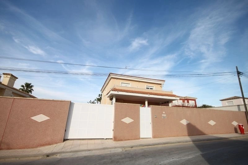 Detached Villa à la vente à Torrevieja